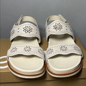 Earth womens Etferne ivory 7.5 M